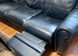 Odinė sofa su reglaineriais: patogumas ir stilius