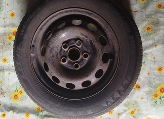 Padangos 4, naudotos su surūdijusiais diskais, tinka VAG automobiliams||Aukštos kokybės naudotos padangos R15 skersmens, puikiai tinka Skoda ir VAG modeliams||Naudotos padangos R15 su surūdijusiais diskais – patikimas pasirinkimas jūsų automobiliui||R15 dydžio naudotos padangos su surūdijusiais diskais, tinka Skoda ir kitų VAG markių automobiliams