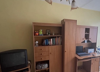 Skoningas medžio spalvos baldų komplektas – patogiam gyvenimo būdui už 100 Eur ||