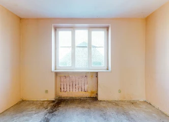 Namas su ūkinio pastatu netoli miško ir takų