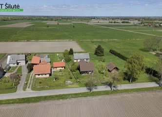 Vaismedžiais apaugusi sodyba - gamtos džiaugsmas
