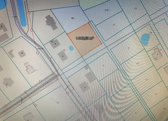Sklypas su projektu ir iškastais pamatais