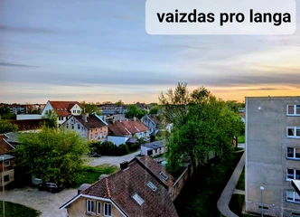 Erdvus ir jaukus butas Šilutėje, paliekama daug baldų!