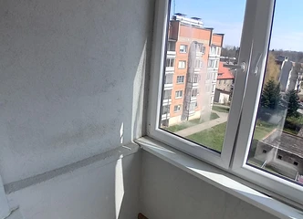 Šviesus butas su holu Šilutėje: erdvė ir jaukumas