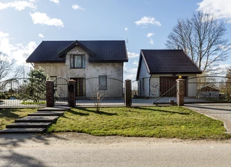 Jaukus dviejų aukštų namas pušyne - komfortas ir modernumas