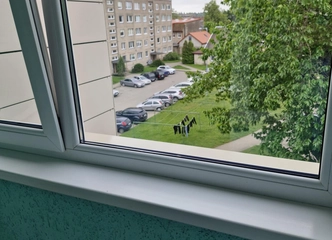 ramioje vietoje, šalia mokyklos ir prekybos centras, prabangi laiptinė