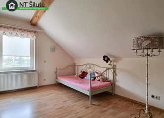 Šiltas namas su erdviu kiemu ir trinkelėmis