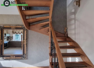 Erdvus namas su mansarda ir 0.2490 ha sklypu