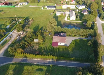 Jaukus namas su mansarda ir erdviu kiemu