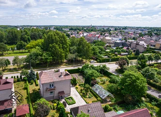 ŽALUMA ŠALIA NAMŲ: parkelis ir sporto aikštelės
