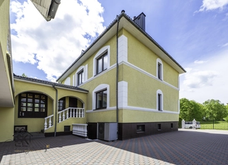 Dviejų aukštų gyvenamasis namas su galimybėm