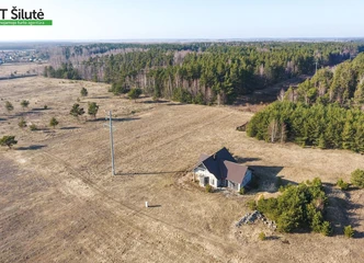 Dviejų aukštų namas su dideliu sklypu gamtoje
