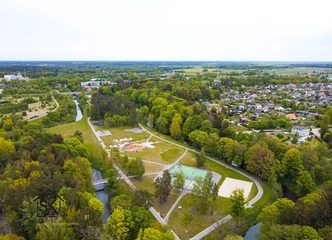 įsigykite unikalų administracinį pastatą su didele teritorija