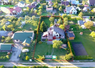 Namas su šildomu židiniu ir tvarkingais gėlynais