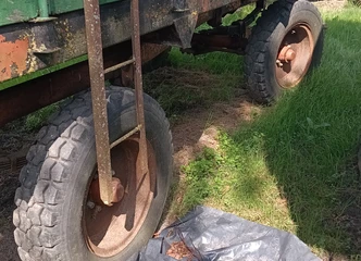 Neverciama priekaba su galiniu bortu - patogi ir praktiška!