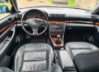 Automobilis su 5 pavarų mechanine dėže ir tvirta važiuokle
