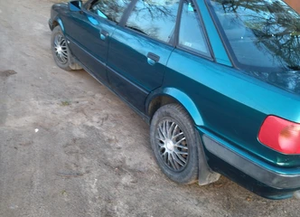 Parduodu auto - 1993 m. sedanas su 2 litrų varikliu