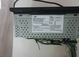 Automagnetolas JVC KW-M745DBT – modernus multimedijos centras už 80 eurų
