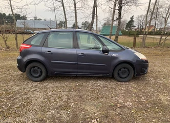 Mėlynas perlamutras – stilingos išvaizdos automobilis
