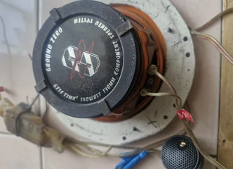 Naudoti garsiakalbiai puikiam muzikos skambėjimui!