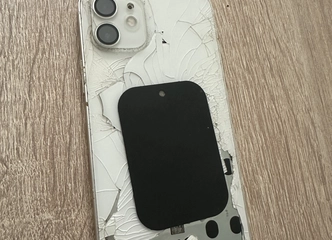 Parduodu iPhone 12 64GB su defektu ir naudinga įranga