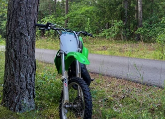 Kawasaki KX 80 su nauju varikliu puikiai veikia