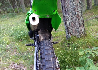 Kawasaki KX 80 su naujai perrinktu varikliu – puikus pasirinkimas mėgėjams ir profesionalams