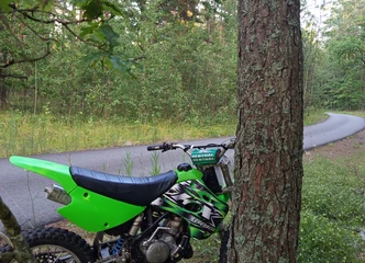 Kawasaki KX 80 su nauju varikliu – greita ir patikima motociklo galia