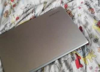 Puikus Toshiba nešiojamas su vardiniu SSD ir ilga baterijos veikla