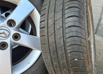 Parduodu Mazda R15 ratlankius su padangomis – patikimumas ir stilius už 200 Eur