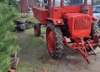 Traktorių T-16 su verčiama priekaba ir stiprintuvu