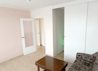 šiltas ir šviesus vieno kambario butas Šilutės centre||įrengtas su balkonu ir rūbų spinta, patogus miestiečiams||rašta centrinėje Taikos g.: 28,26 kv.m. gyvenamoji erdvė||ramūs kaimynai, automobilių stovėjimo aikštelė kieme||pristatome miesto centre esantį jaukų vieno kambario butą