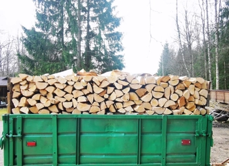 Pigios malkos - 2 m³ skaldytos kaladėmis jūsų židiniui!