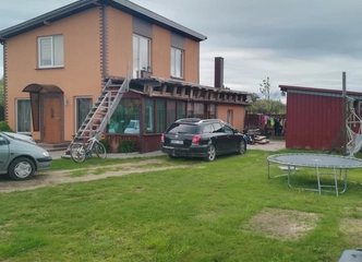 Pilnai įrengtas 130kv namas su garažu ir 6 ara žemės
