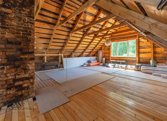 renovuotas namas su sklypu Žemaičių Naumiesčio centre||Jaukiai įrengtas vieno aukšto namas su mansarda ir erdvia vieta||Sklypas su dekoratyviniu tvenkiniu ir ūkiniais pastatais||Ramus gyvenimas šalia gamtos su šildymu grindinėmis||Parduodamas pilnai įrengtas namas su technika ir baldais
