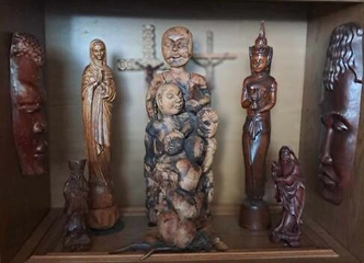 Rinkinys mėgėjams: kaukės, statulėlės, kriauklės