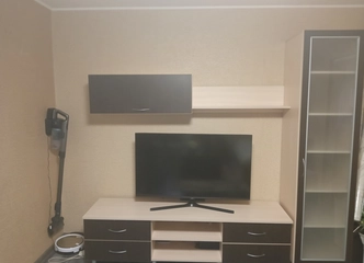 Parduodu didelę sekcijos plotis 236cm, aukštos vitrinos 210cm kaina 100€