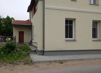 Šilutėje! Erdvus 2 kamb. butas su sandėliuku kieme!