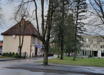 Šilutės centre – visas I aukštas su žeme ir rūsiu