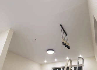 Įtempiamos lubos – atsparios drėgmei, dulkių nebijo