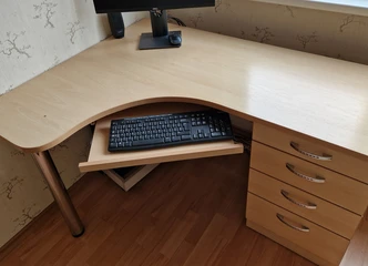 Dovanoju kampinį kompiuterio stalą – sutaupyk vietos ir stilių!