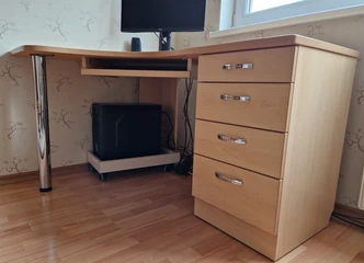 Kampinis stalas kompiuteriui – praktiškas sprendimas jūsų erdvėje!
