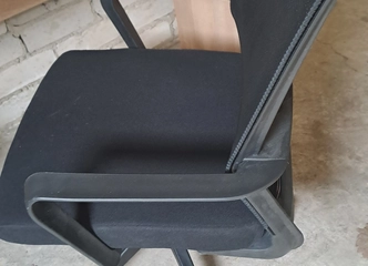 Naujas stalas su kėde – jūsų naujai darbo erdvei!