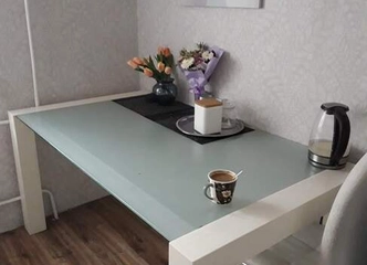 Stilingas ir patvarus stalas jūsų virtuvei