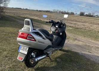 Suzuki Burgman 250 - puikus variantas miesto kelionėms!