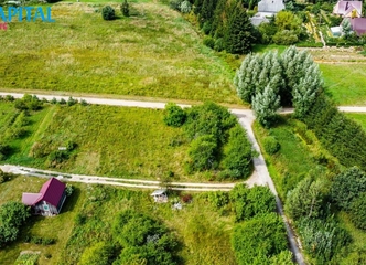 Netoli parduotuvės ir autobusų stotelės