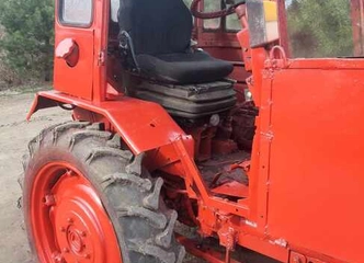 Traktorių T-16 su geru sedenė ir galiniu pricėpu