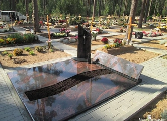 Tvarkomi kapai – skalda, tvorelės, medžiai