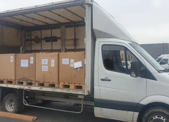 Tentiniu automobiliu su liftu – patogus krovinių pakrovimas!