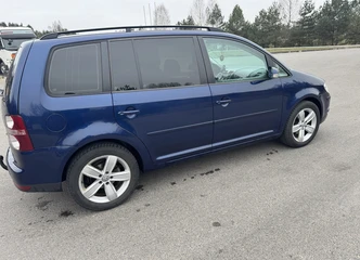 Lengvas vairavimas su VW Touran – idealus pasirinkimas šeimos kelionėms.